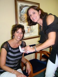 Mission participant Janet Mercadante receives her Tikva pendant during the mission caucus.